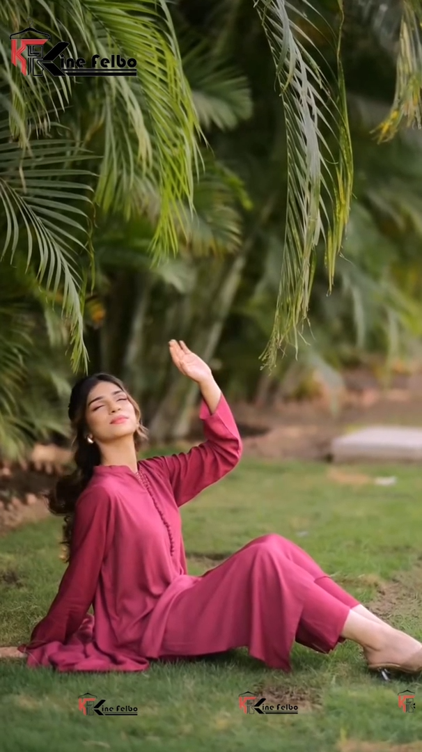 Lira Maroon Long Button Set